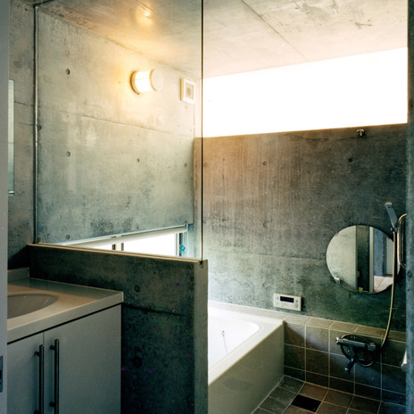 コンクリート打放しの洗面と浴室