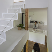 階段とキッチン