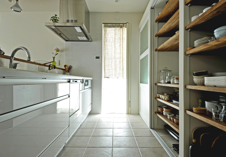 タイル床と無垢の造作棚で清潔感のあるキッチン