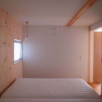 天井の低い寝室
