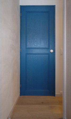 オリジナルのくすんだブルーのドア