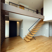 シンプルな形状のモダンな階段
