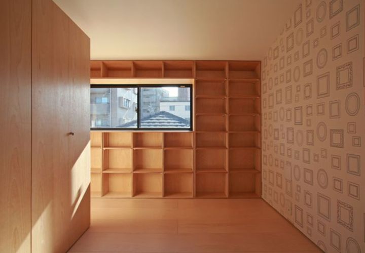 造り付けの本棚と壁紙