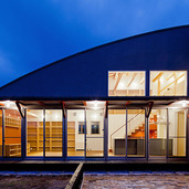 屋根のR形状が印象的な個性派住宅の夕景