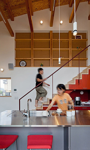 キッチンを家の中心に、背後に階段があるキッチン空間