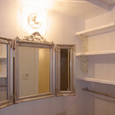 ロココ調の三面鏡と棚