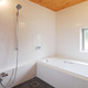 木とタイルの浴室
