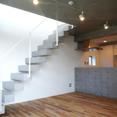 オーナー住居・コンクリートの素材感を大切にした階段
