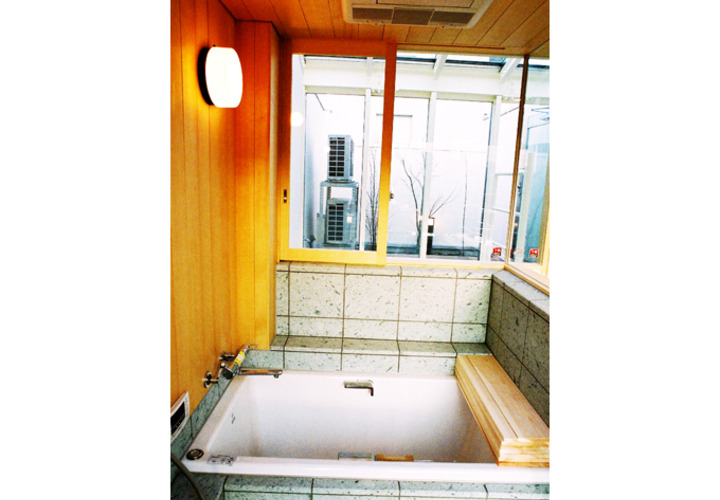 十和田石とヒバ材による最上階の浴室