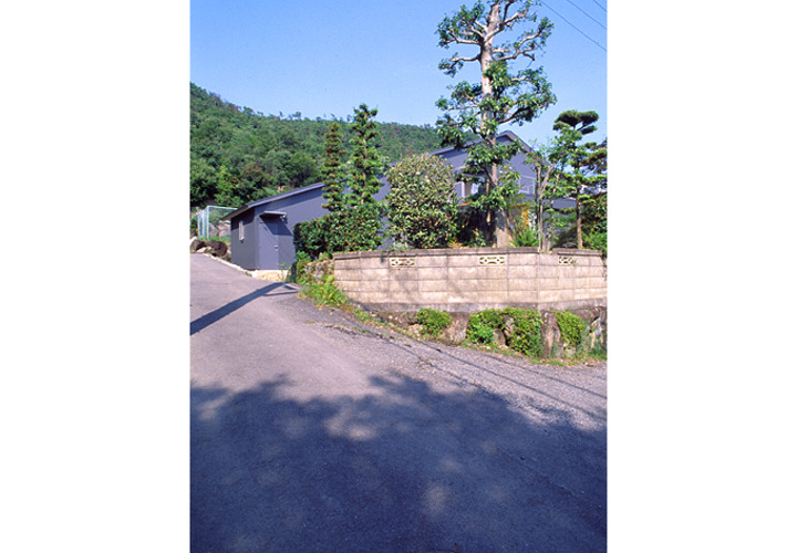 ひな壇状造成地に建つ外観