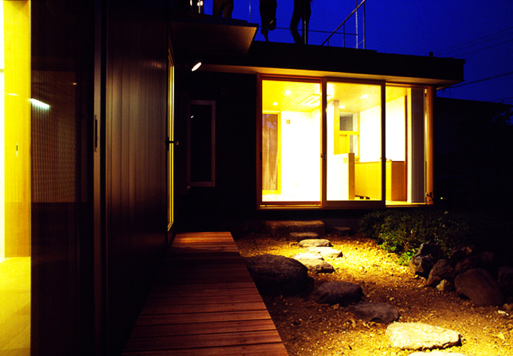 夜景:リビングスペースの屋根はデッキになっている