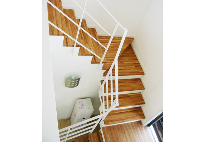 スチール製の階段と手摺とナラ集成材の階段