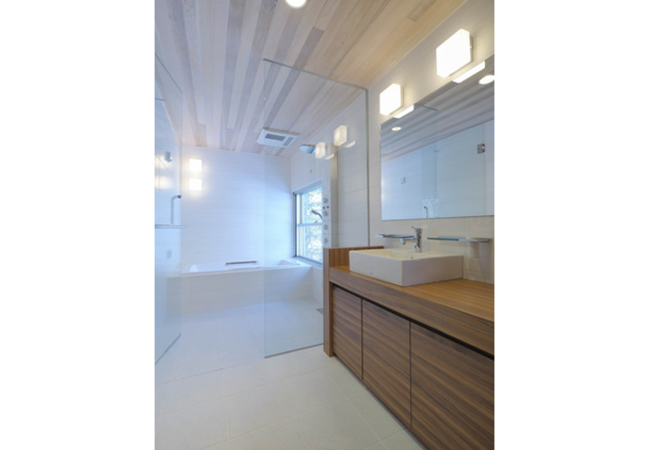 木天井のパウダールームと一体化した広い浴室