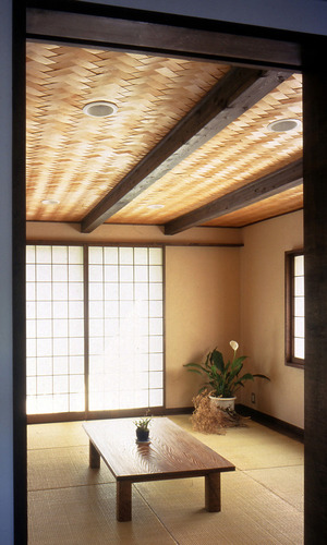 琉球畳、土壁、障子、網代天井の和室