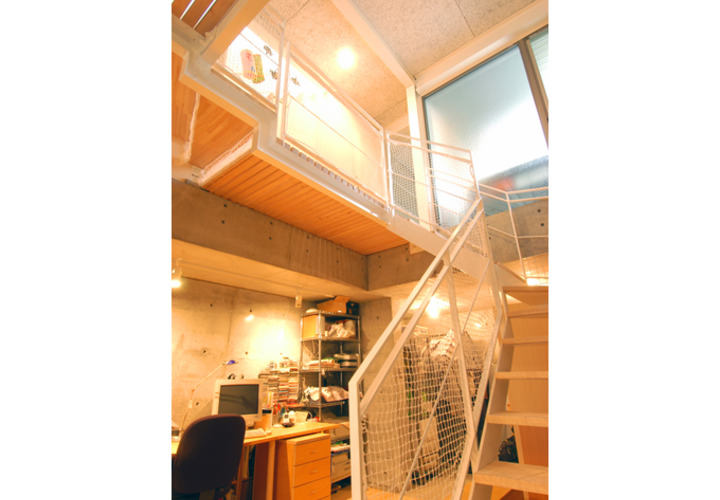 地下から1階の吹抜けをみる