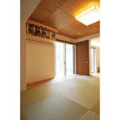 神棚が鎮座する琉球畳の和室