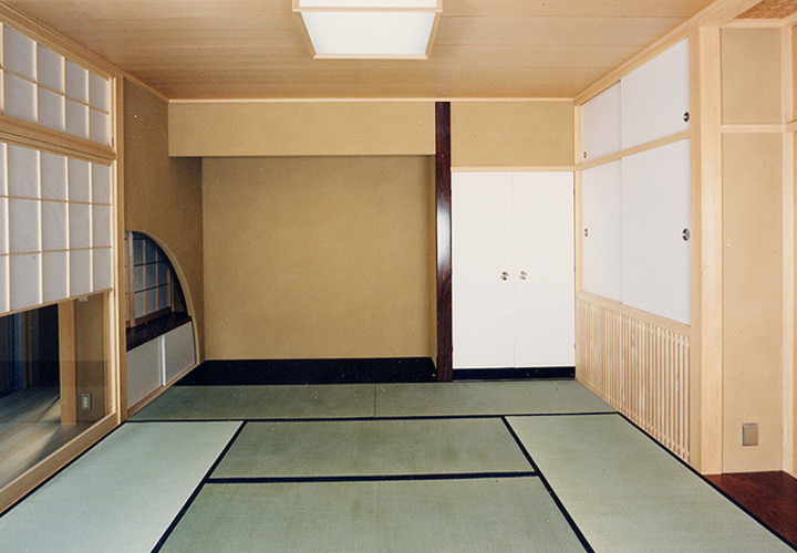 床の間も畳と同じ高さのシンプルな和室