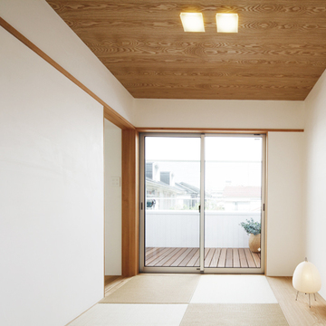 ２階テラスへつながる琉球畳の2階和室