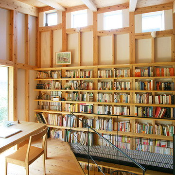 段々のハイサイドライトと本棚のある杉現しの趣味室