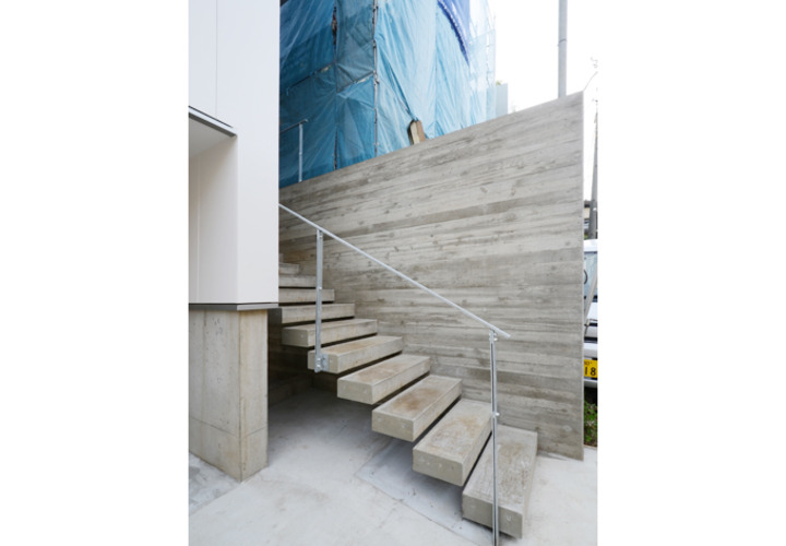 コンクリート素材のモダンな外階段