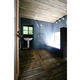 床、天井に杉の古材を再利用。壁は墨モルタル仕上げ。玄関から直接アプローチできる。