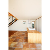 キッチンスペースは床材を変えて別空間を演出