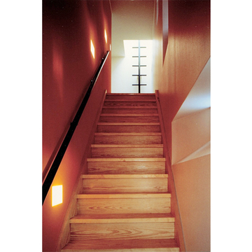 木製階段から見上げる吹き抜けデザイン