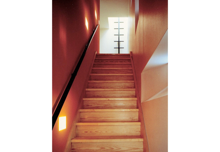 木製階段から見上げる吹き抜けデザイン