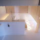白いタイルの浴室