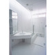 白で統一された浴室空間