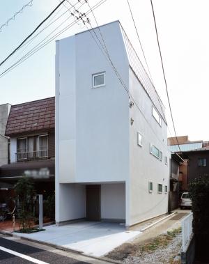 駅のホーム前の5層住宅