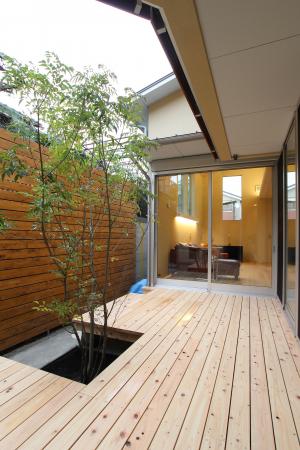 紫竹の家（中庭とビルトインガレージのある住まい）