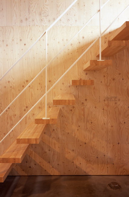 ステップと手すりの軽やかな階段のデザイン