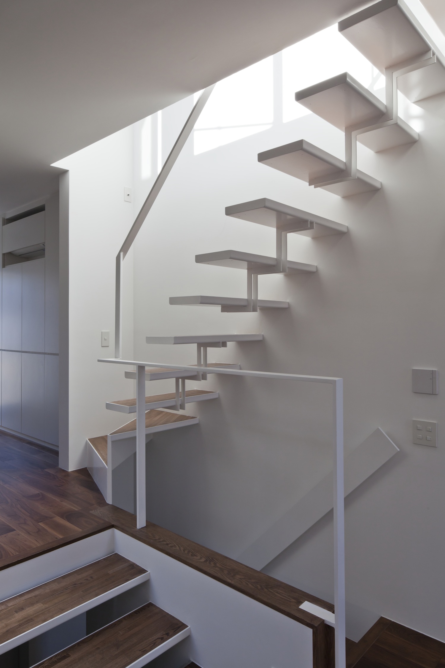 軽やかなデザインの階段