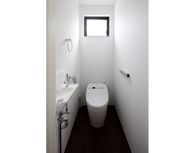 シンプルにまとめたトイレ空間 Fevecasa フェブカーサ