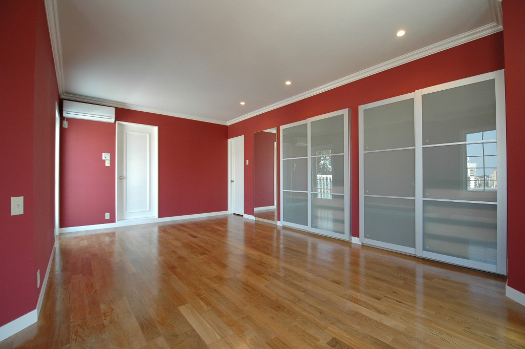 鮮やかな赤い壁紙に白い建具と色のバランスがオシャレな室内 Fevecasa フェブカーサ