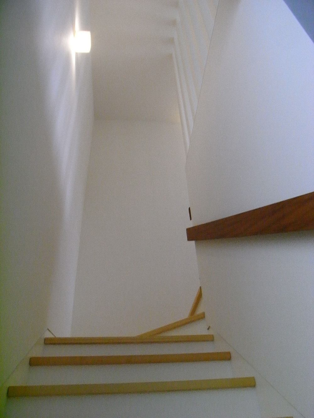 リビングへと続く真っ白な階段ホール