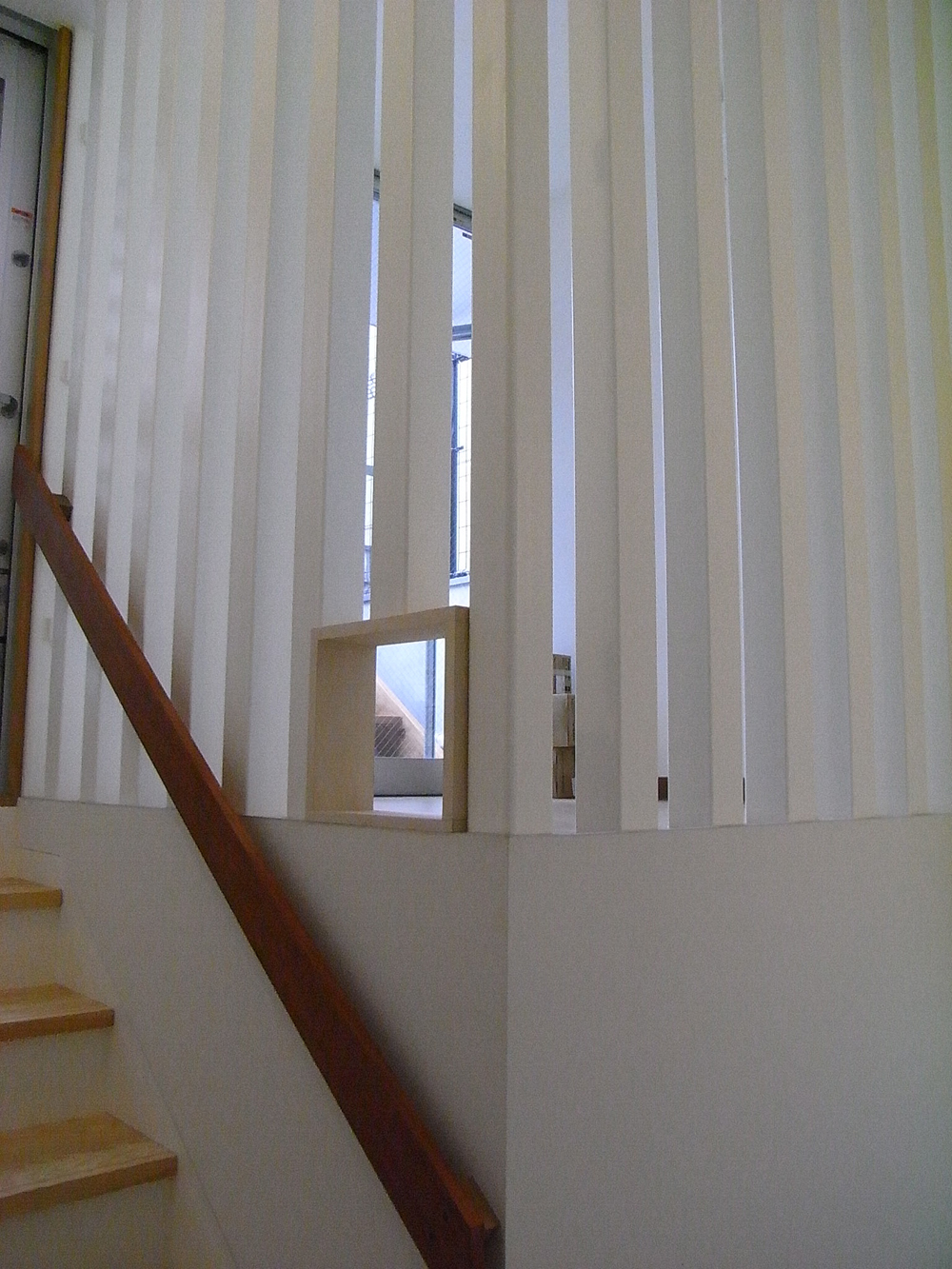 部屋は壁を作らず階段ホールからも視線が抜ける列柱