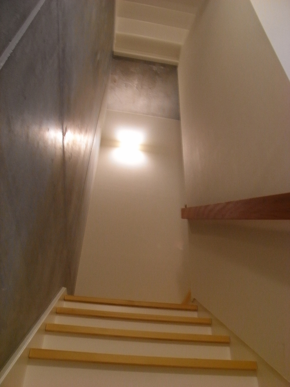 木コンクリートなど素材の対比を楽しめる階段