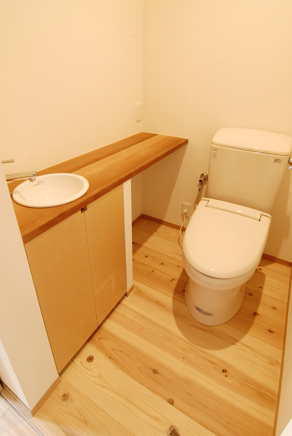 木目と珪藻土の組み合わせが優しい雰囲気のトイレ