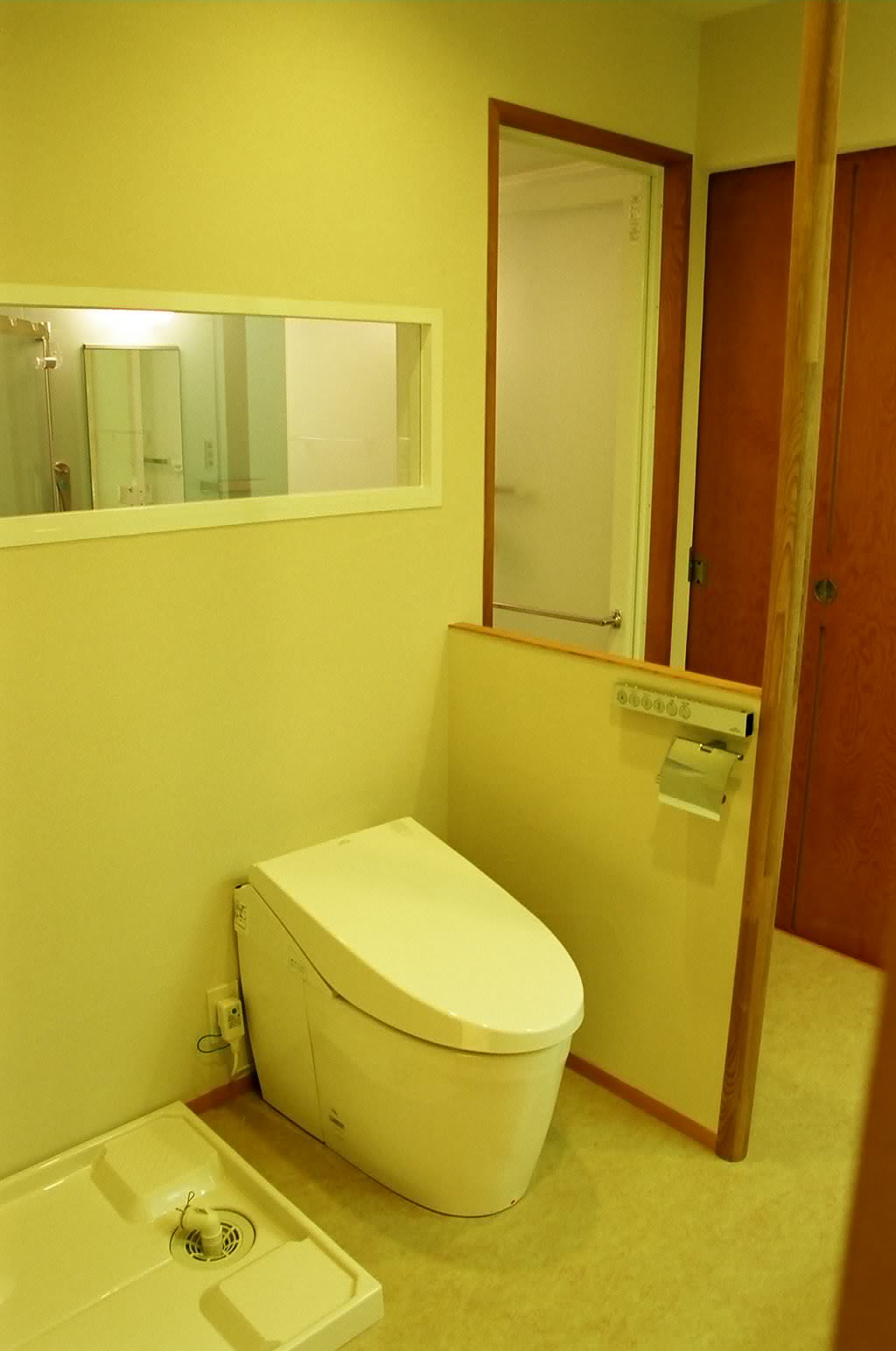 バスルームとの小窓が楽しいトイレスペース