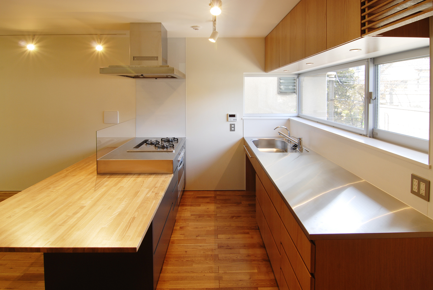 シンクも作業台も広々と自然光で明るい2型キッチン Fevecasa フェブカーサ