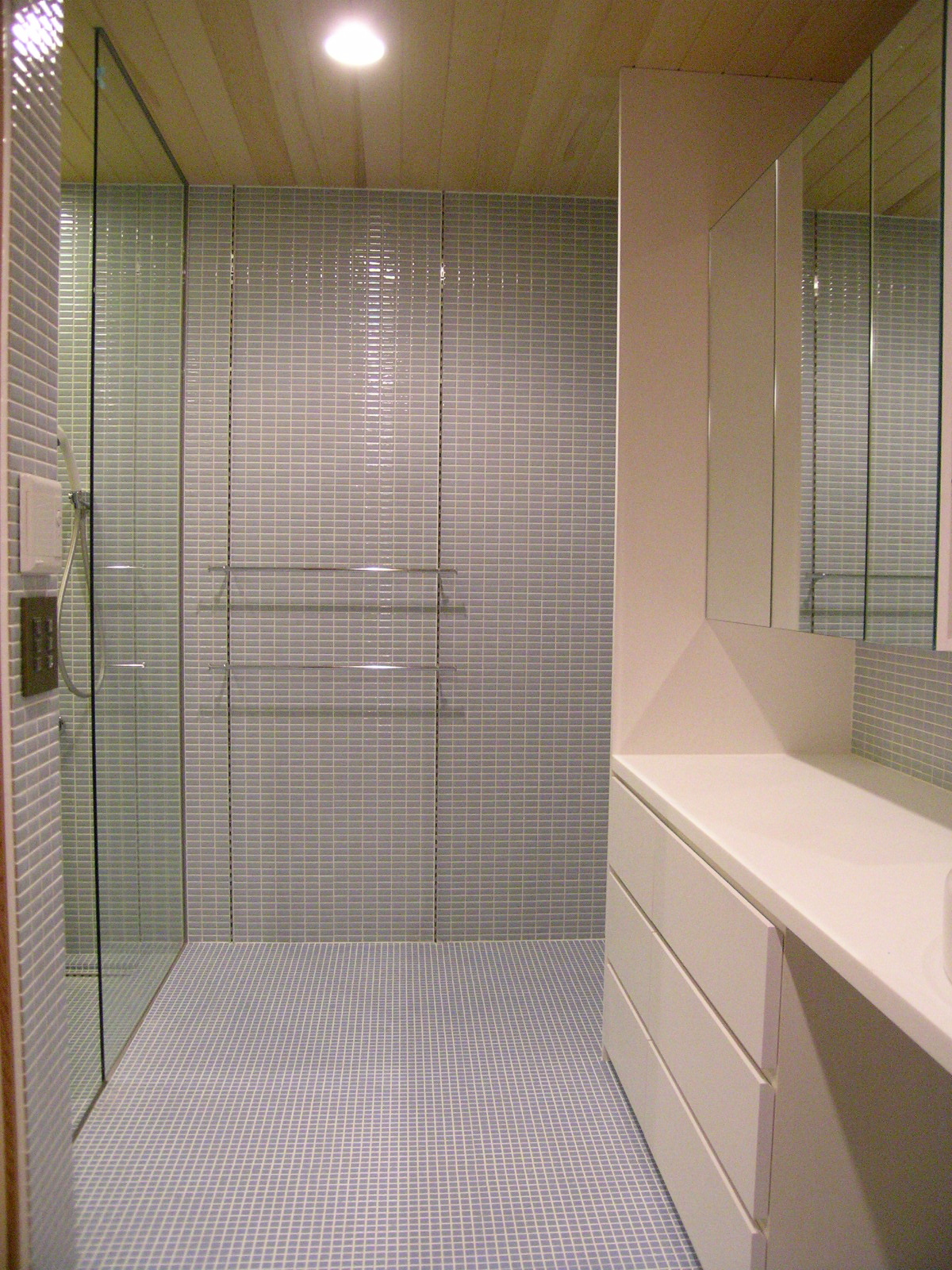 バスルームと洗面スペースは床壁とオシャレなモザイクタイル Fevecasa フェブカーサ