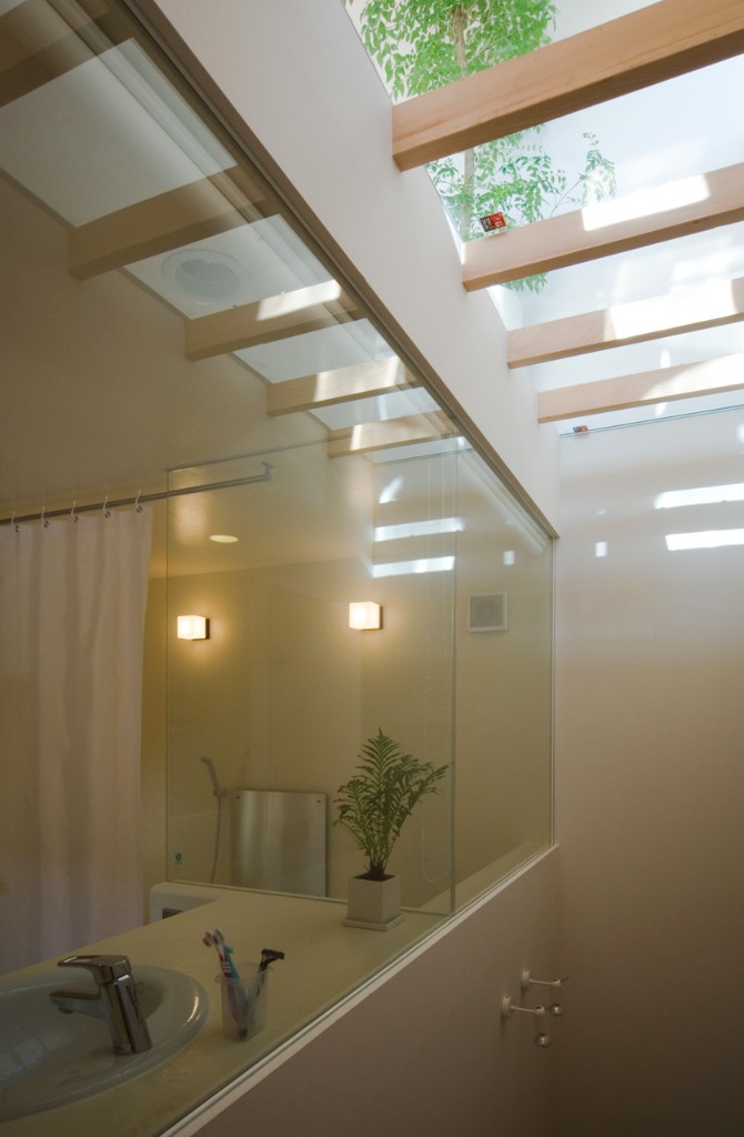 ガラス窓の洗面とバスルーム