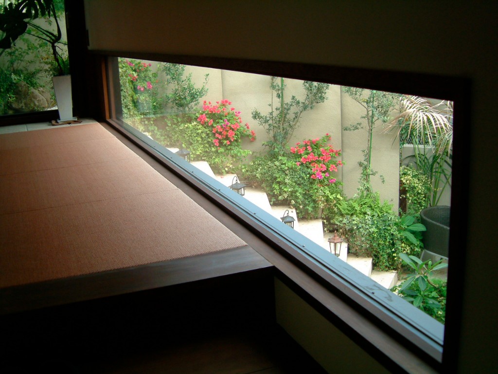 中庭の植栽を眺められる和室の下窓