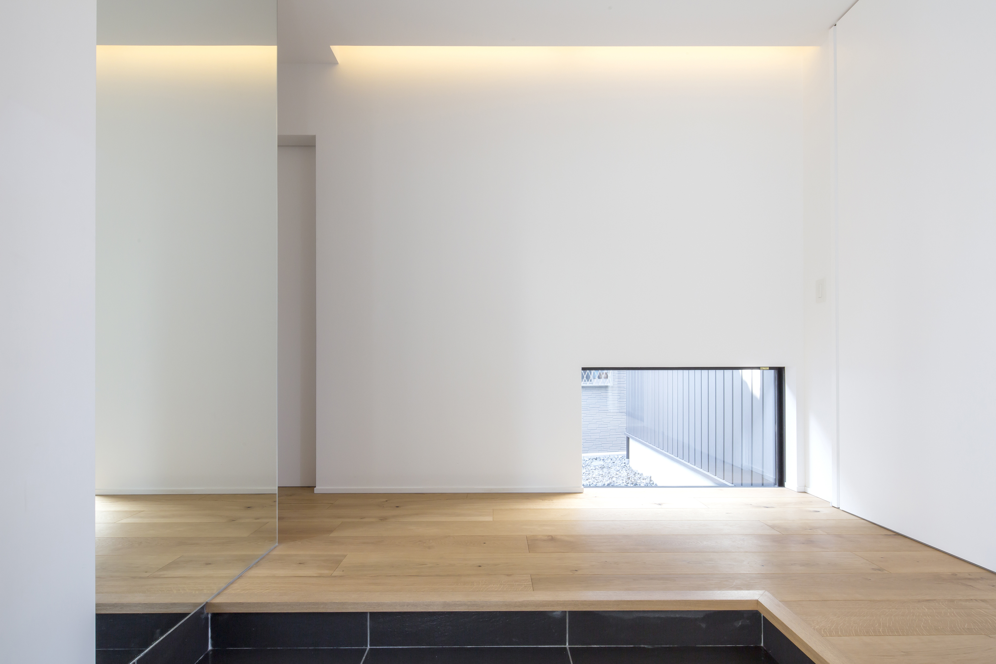 幅広な床オーク材が立体感を生む玄関
