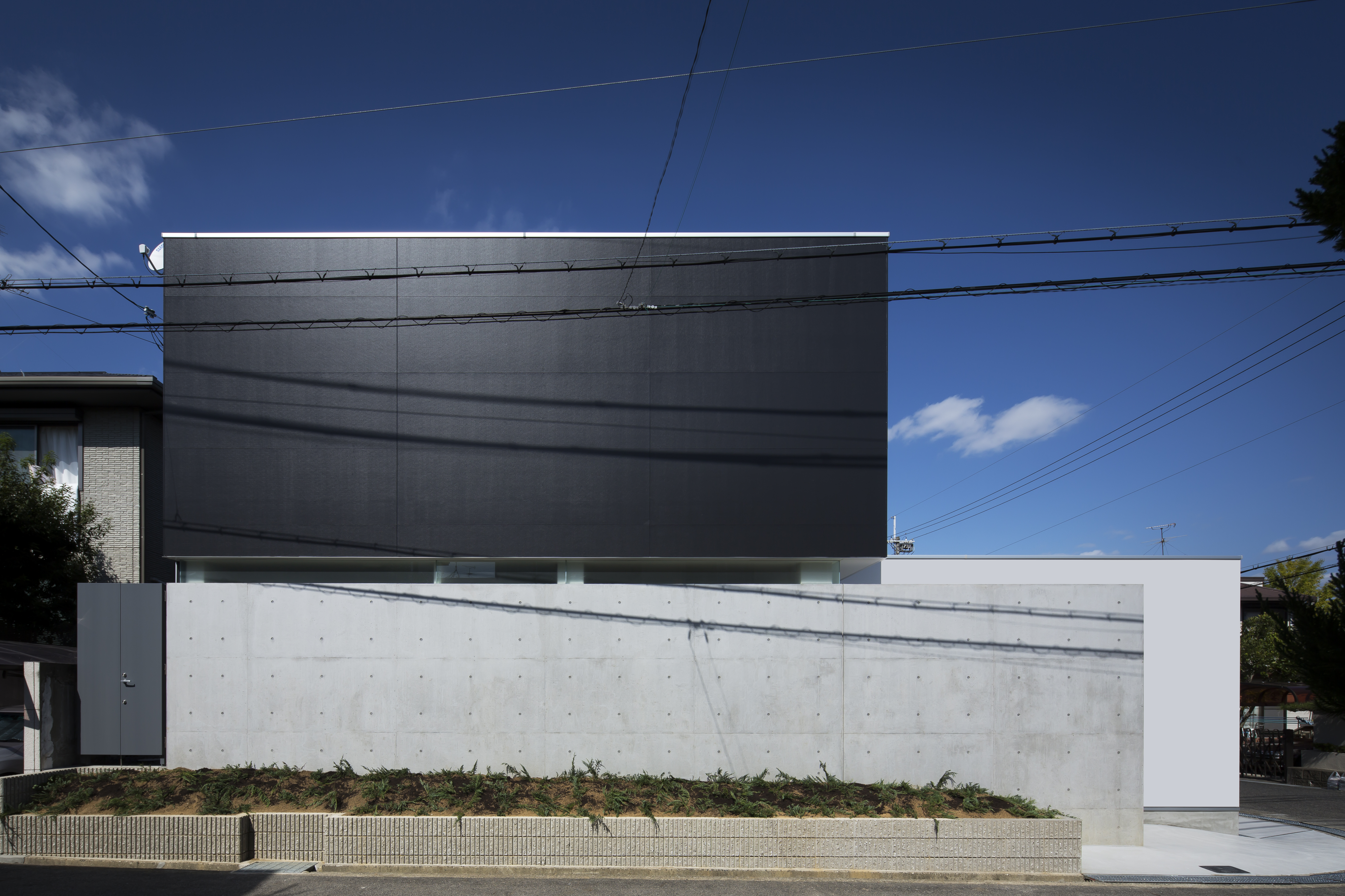 コンクリートの外壁と白と黒の立方体が映える外壁 Fevecasa フェブカーサ