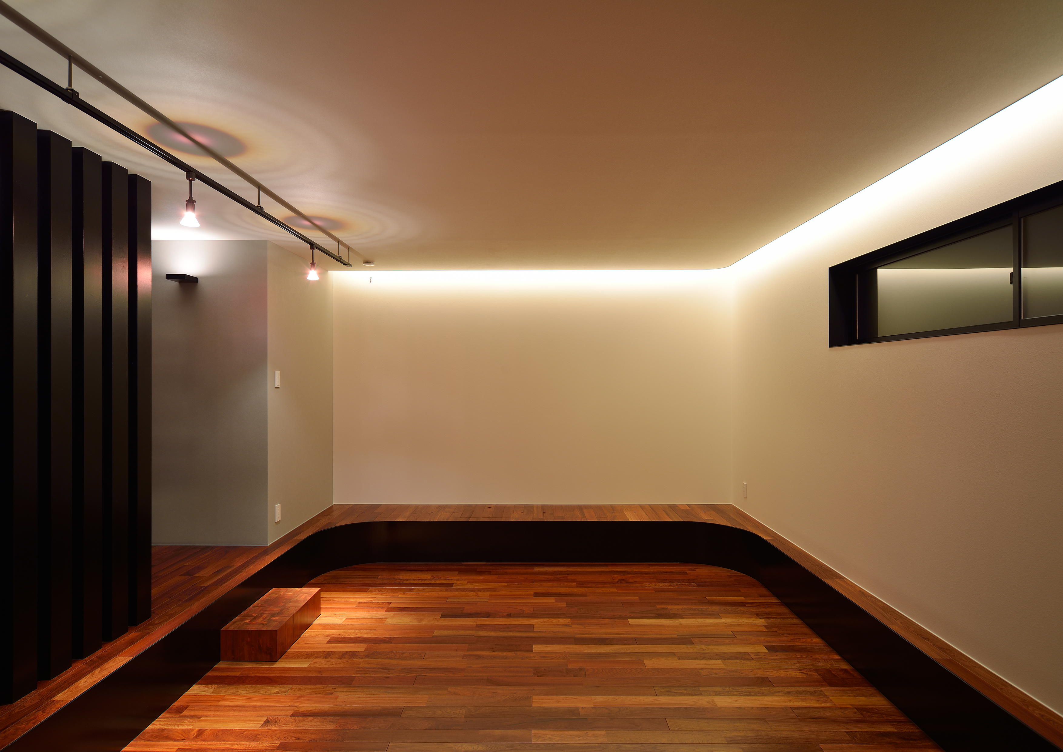 間接照明と天井壁からの照明がムード漂うマルチルーム