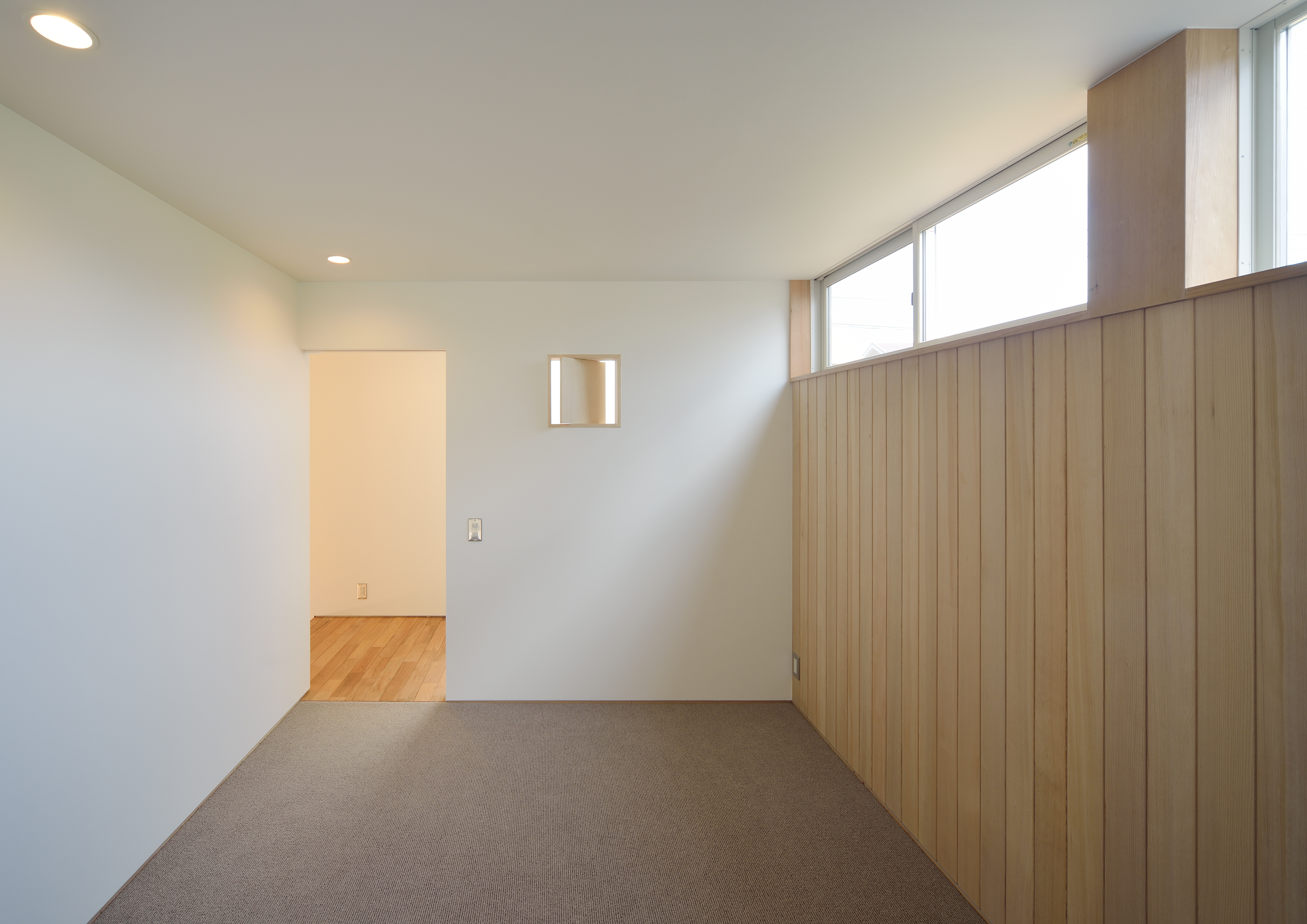 扉をつけずに、部屋の予感を外部に感じるように設計された寝室