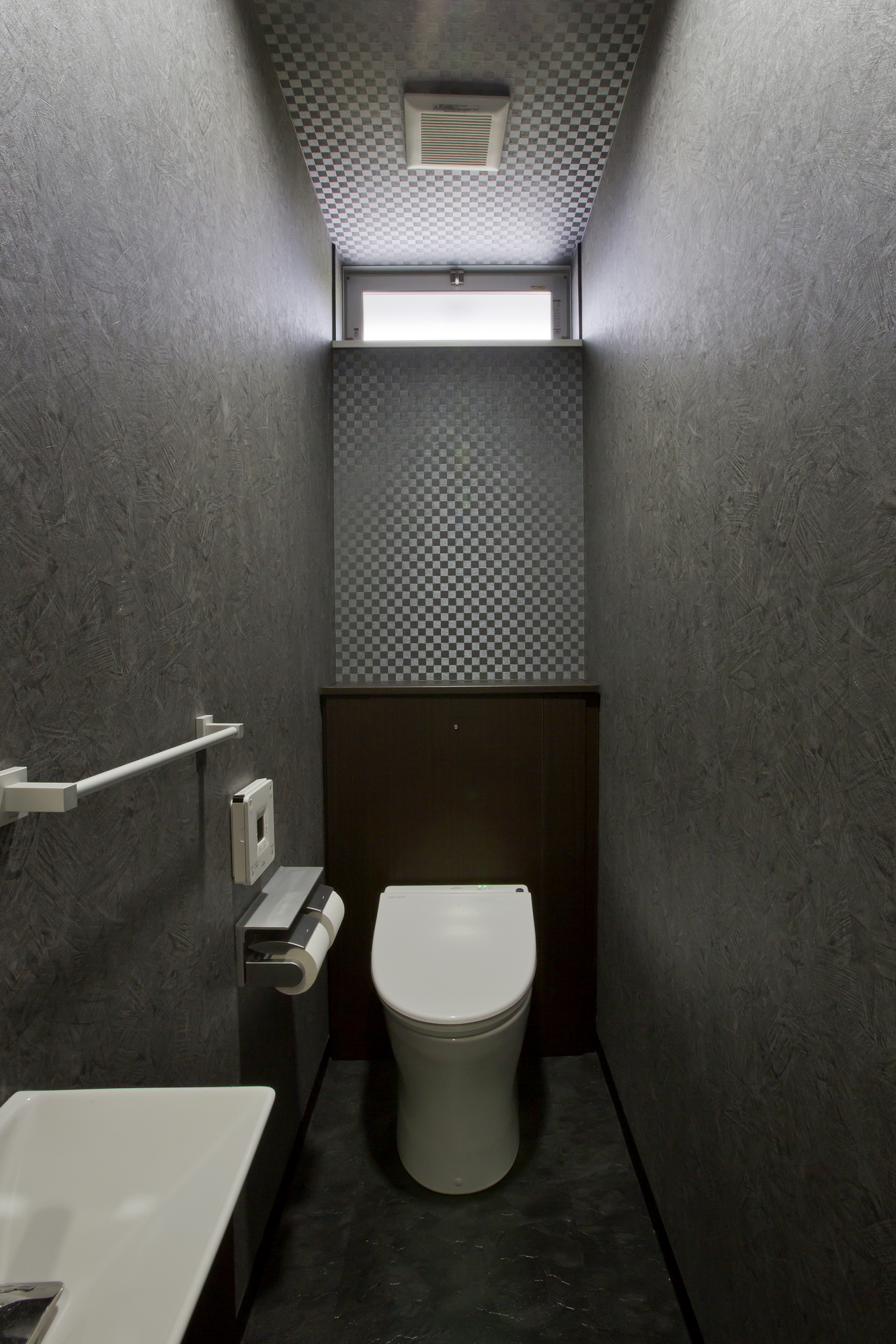 独特のテクスチャーの壁紙を仕様し シックな雰囲気にまとめたトイレ Fevecasa フェブカーサ
